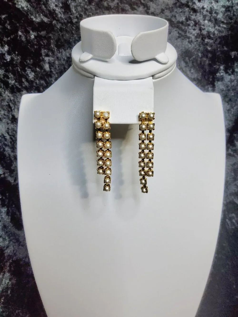 vintage gold tone faux pearl lined drop/dangle earrings